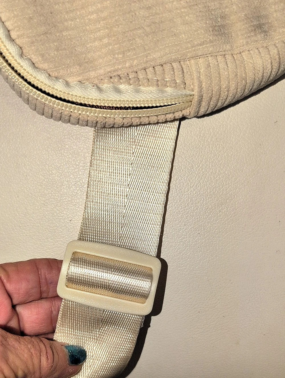 Cream Ribbed Crossbody Bag With An "R" Patch On Front - Picture 10 of 12